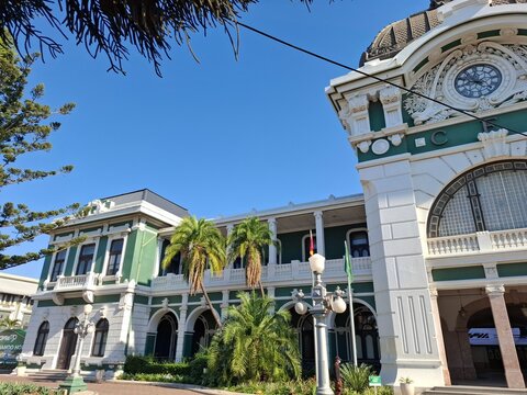 A Esta&ccedil;&atilde;o Central dos Caminhos de Ferro, no cora&ccedil;&atilde;o da cidade de Maputo, &eacute; muito mais do que um simples terminal ferrovi&aacute;rio &mdash; &eacute; um verdadeiro &iacute;cone da arquitectura e da hist&oacute;ria mo&ccedil;ambicana. 