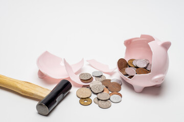 割れた豚の貯金箱と小銭