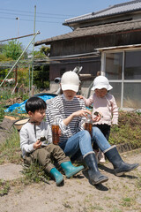 畑作業をする親子