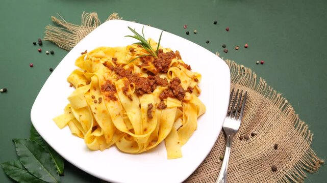 Piatto con pappardelle al rag&ugrave; di Cinghiale