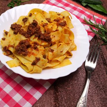 video in formato 1:1, piatto con pasta sl sugo di Cinghiale, piatto regionale umbro, Umbria,  Italia