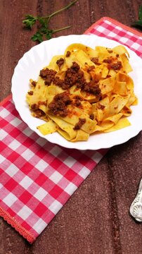 Video verticale, piatto di pappardelle al rag&ugrave; di Cinghiale, piatto regionale umbro, Umbria, Italia