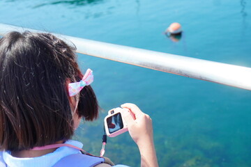 旅先でキッズカメラを使って撮影を楽しむ子供