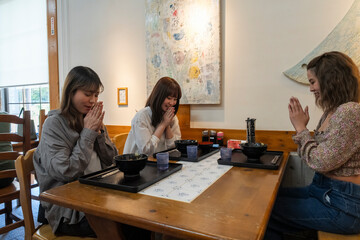 友人たちで食事をする女性