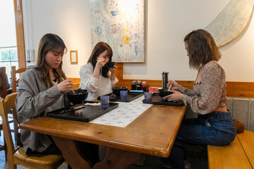 Fototapeta premium 友人たちで食事をする女性