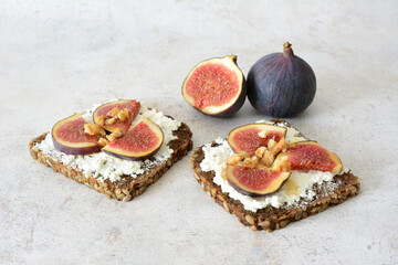 wholegrain bread Toast with Cheese, slices of fig, honey and nuts