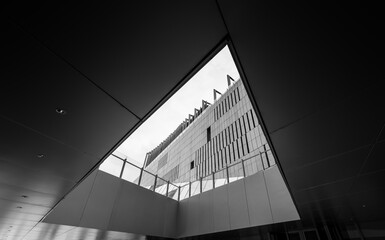 Obraz premium Dramatic Skylight Framing Modern Building Through Angular Architectural Opening