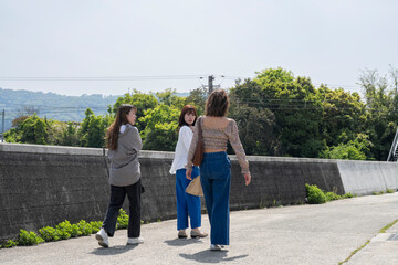 友人と旅行する女性たち