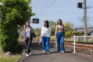 友人と旅行する女性たち