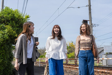 友人たちと旅する女性