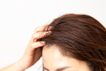 Naklejka premium 髪の毛を気にかける女性