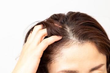 Fototapeta premium 髪の毛を気にするミドル女性