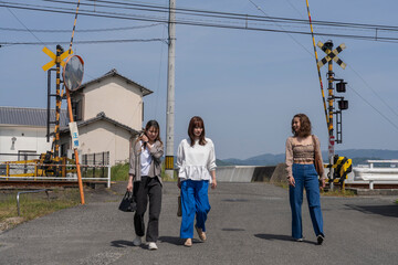 友人たちと旅する女性