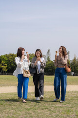 ソフトクリームを食べる女性たち