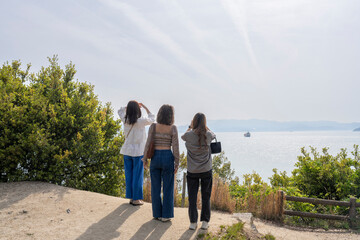 Obraz premium 友人と旅をする女性たち