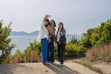 友人と旅をする女性たち