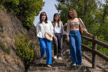 友人と旅をする女性たち