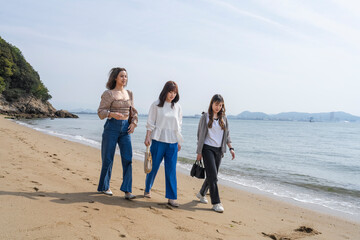 友人たちと旅行をする女性