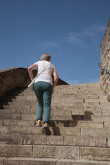 Femme montant un escalier