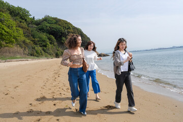 友人たちと旅する女性