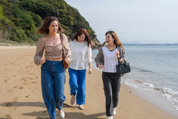 友人たちと旅する女性