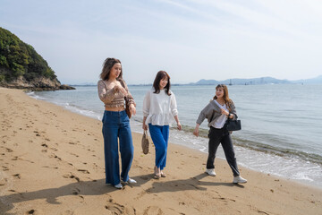 友人たちと旅する女性