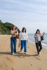 友人たちと旅する女性