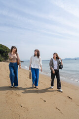 友人たちと旅する女性