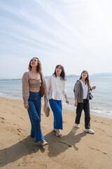 友人たちと旅する女性