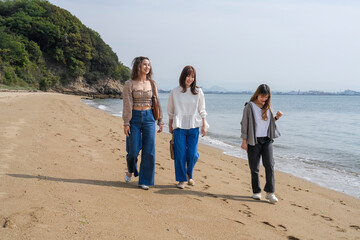 友人たちと旅する女性