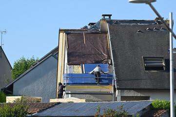 ouvrier couvreur sur un toit d'habitation
