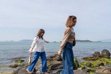 友人たちと旅をする女性