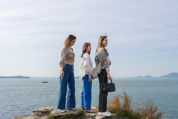 友人たちと旅をする女性