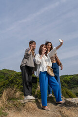 友人たちと旅をする女性