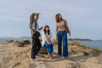 友人たちと旅をする女性