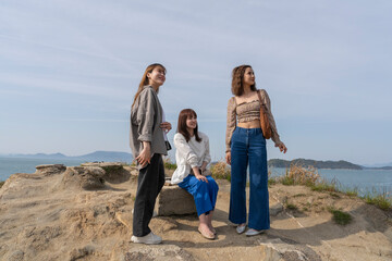 友人たちと旅をする女性