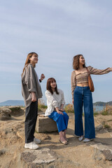 友人たちと旅をする女性