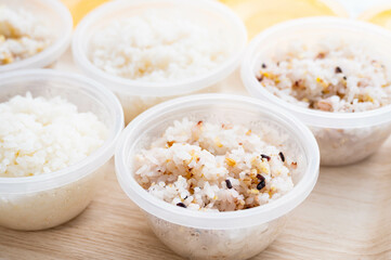 保存容器に小分けしたご飯　雑穀米と白米