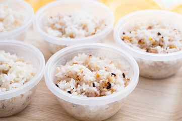 保存容器に小分けした雑穀ご飯