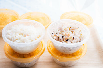 保存容器に小分けしたご飯　白米と雑穀米