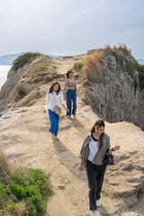 友人たちと旅をする女性