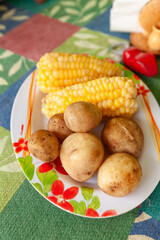 Fritada artesanal de cerdo con choclo y papas hervidas, plato típico de la región andina del Ecuador.