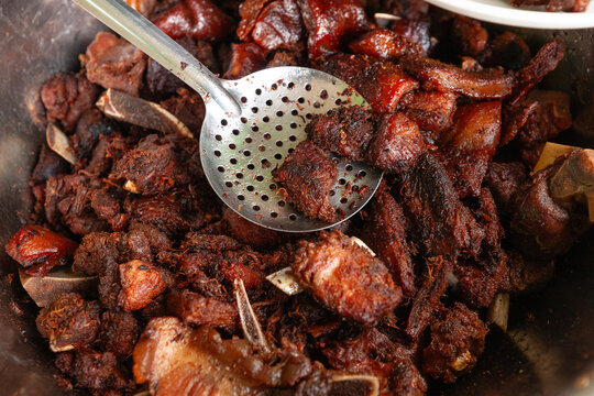 Fritada artesanal de cerdo con choclo y papas hervidas, plato t&iacute;pico de la regi&oacute;n andina del Ecuador.