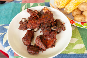 Fritada artesanal de cerdo con choclo y papas hervidas, plato típico de la región andina del Ecuador.