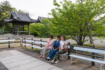 Obraz premium 友人たちと旅をする女性