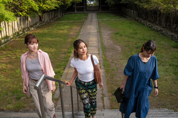 友人たちと旅をする女性