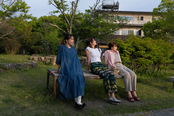 友人たちと旅をする女性