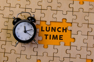Clock and puzzle piece highlighting lunch time