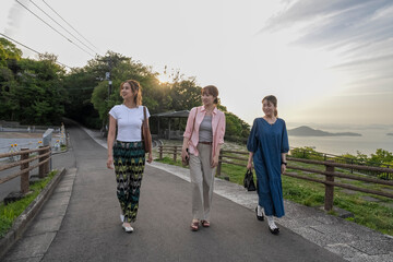 友人たちと旅をする女性