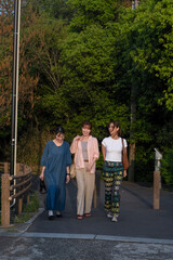 友人たちと旅をする女性